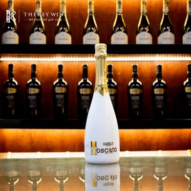 vang-no-moscato-bianco-sparkling-sweet-white-in-white-flute