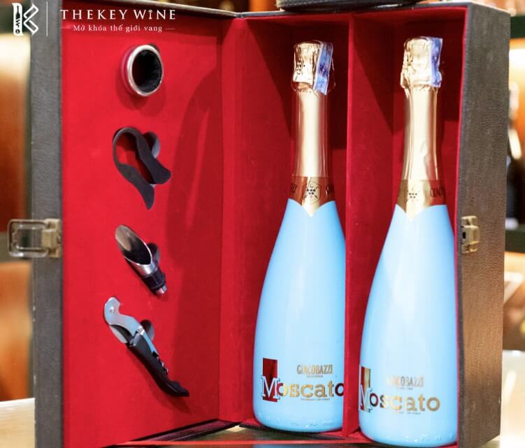 Moscato Bianco Sparkling Sweet White In Blue Flute vang sui y gia re