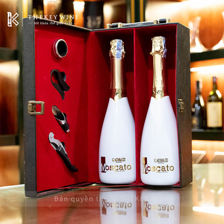 rượu vang ngọt Moscato Bianco Sparkling Sweet White Wine In White Flute